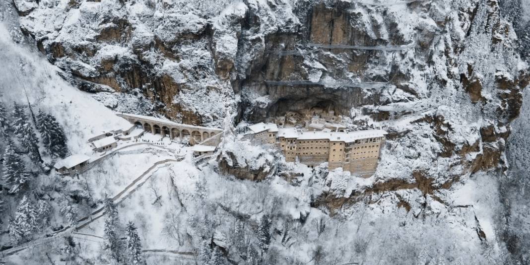 Sümela Manastırı karla beyaza büründü: Tarihi yapı muhteşem manzaralar sunuyor 6